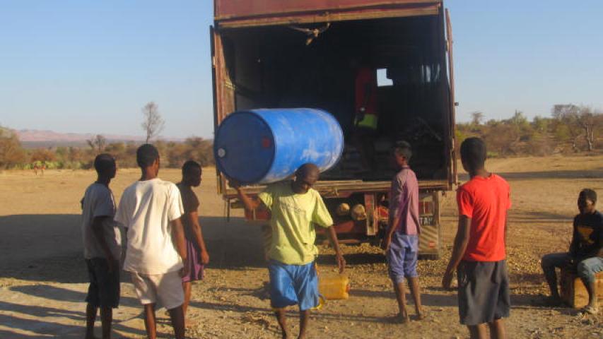 camion qui transporte les materiaux a benenitra de tulear a 200km 4