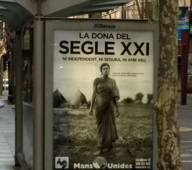 Publicidad de Manos Unidas en marquesinas para la nueva campaña