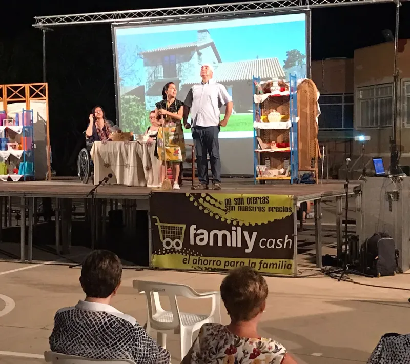 Representación teatral durante la cena “ Hui m’arremateu” organizada por los grupos de la parroquia.