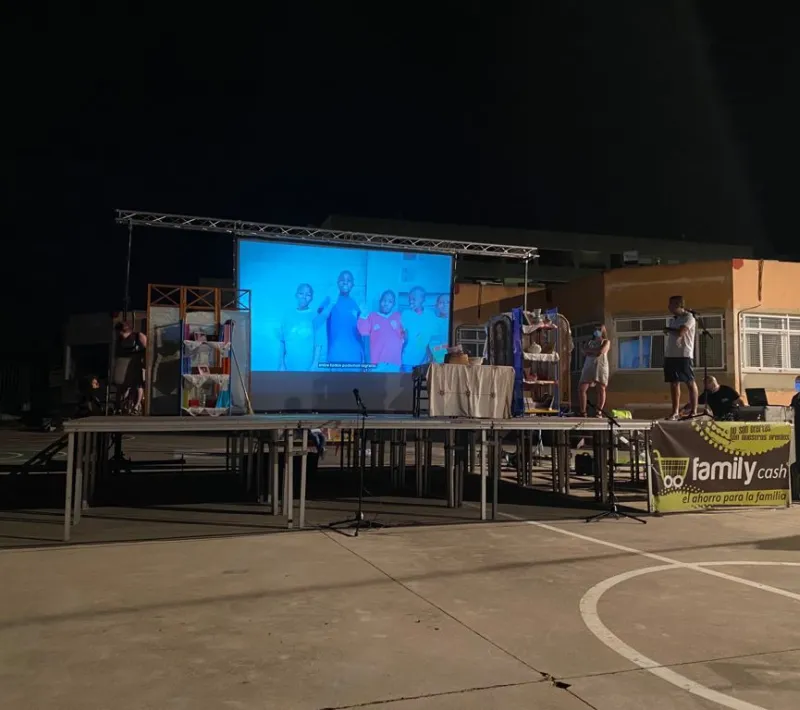 Escenario en el que tuvo lugar la proyección de vídeos sobre Manos Unidas.