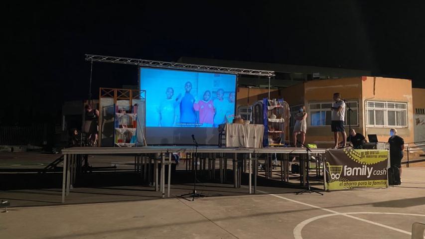 Escenario en el que tuvo lugar la proyección de vídeos sobre Manos Unidas.