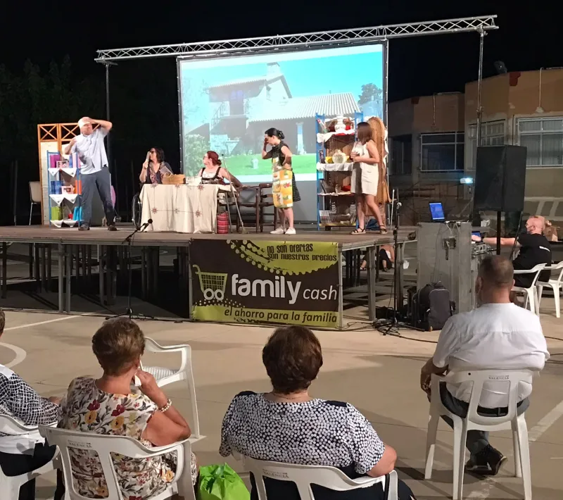 Representación teatral durante la cena “ Hui m’arremateu” organizada por los grupos de la parroquia.