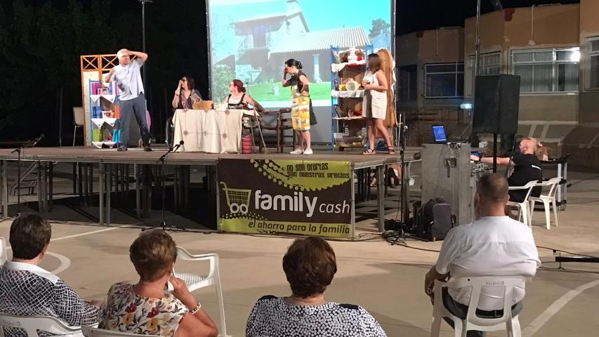 Representación teatral durante la cena “ Hui m’arremateu” organizada por los grupos de la parroquia.