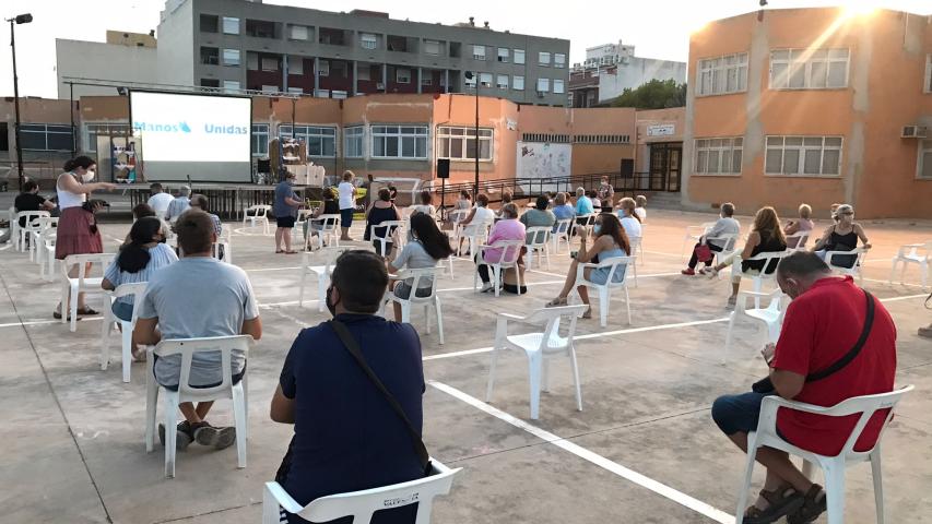 Los asistentes mantuvieron la distancia de seguridad requerida por la normativa.
