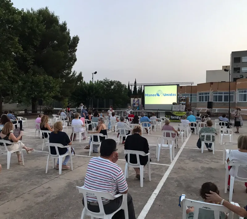Se proyectaron diversas imágenes y vídeos de Manos Unidas.