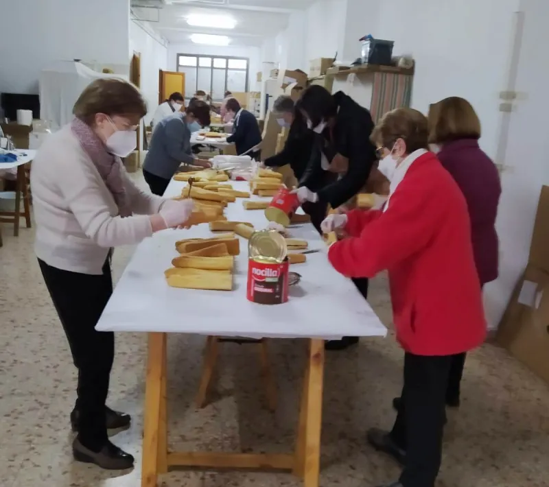 Almuerzo solidario organizado por la comarcal de Carcaixent en el Colegio Padres Franciscanos San Antonio de Padua a beneficio de Manos Unidas.