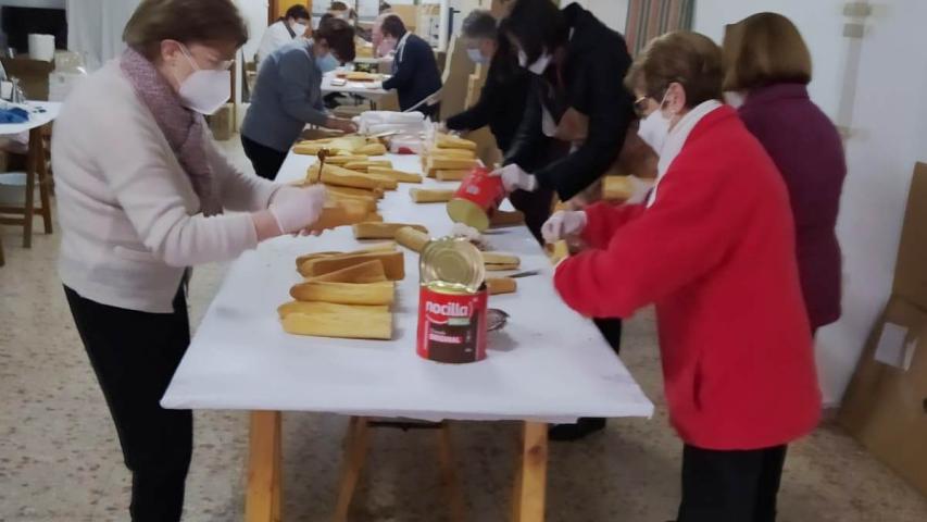 Almuerzo solidario organizado por la comarcal de Carcaixent en el Colegio Padres Franciscanos San Antonio de Padua a beneficio de Manos Unidas.