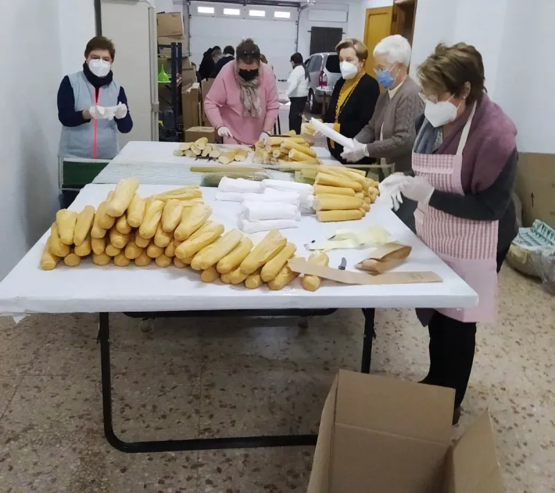 Almuerzo solidario organizado por la comarcal de Carcaixent en el Colegio Padres Franciscanos San Antonio de Padua a beneficio de Manos Unidas.