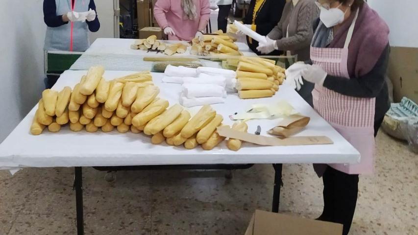 Almuerzo solidario organizado por la comarcal de Carcaixent en el Colegio Padres Franciscanos San Antonio de Padua a beneficio de Manos Unidas.