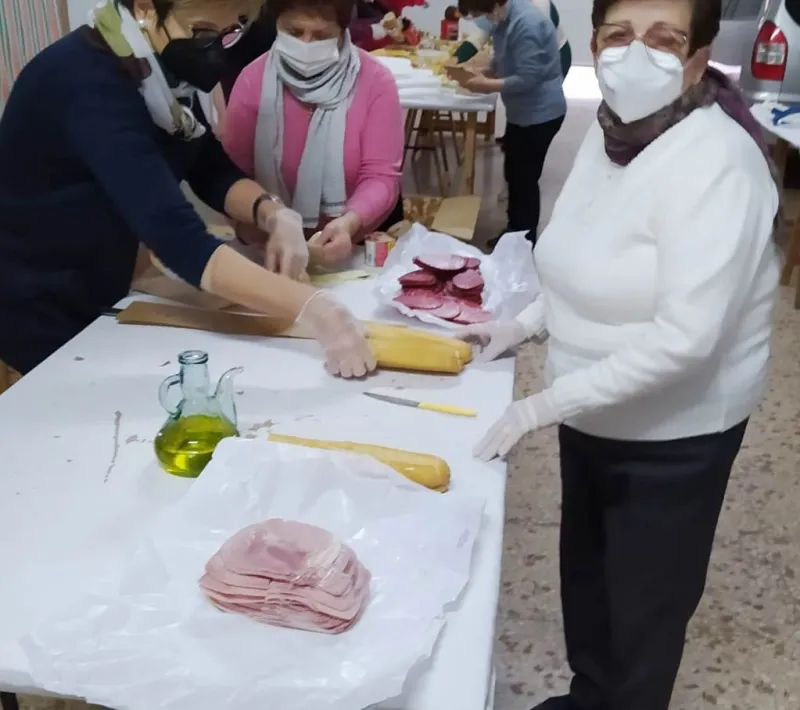 Almuerzo solidario organizado por la comarcal de Carcaixent en el Colegio Padres Franciscanos San Antonio de Padua a beneficio de Manos Unidas.
