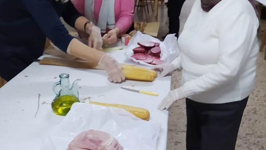 Almuerzo solidario organizado por la comarcal de Carcaixent en el Colegio Padres Franciscanos San Antonio de Padua a beneficio de Manos Unidas.