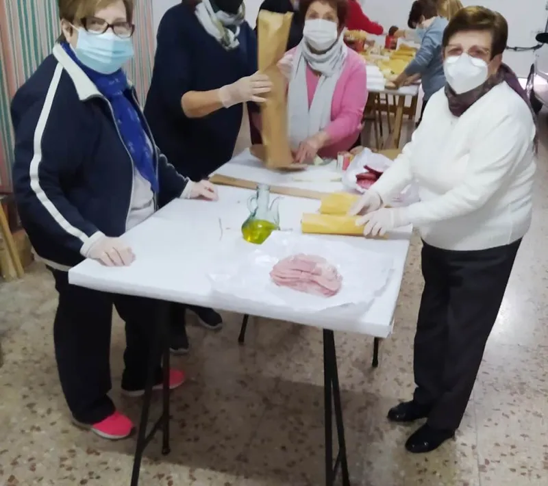 Almuerzo solidario organizado por la comarcal de Carcaixent en el Colegio Padres Franciscanos San Antonio de Padua a beneficio de Manos Unidas.