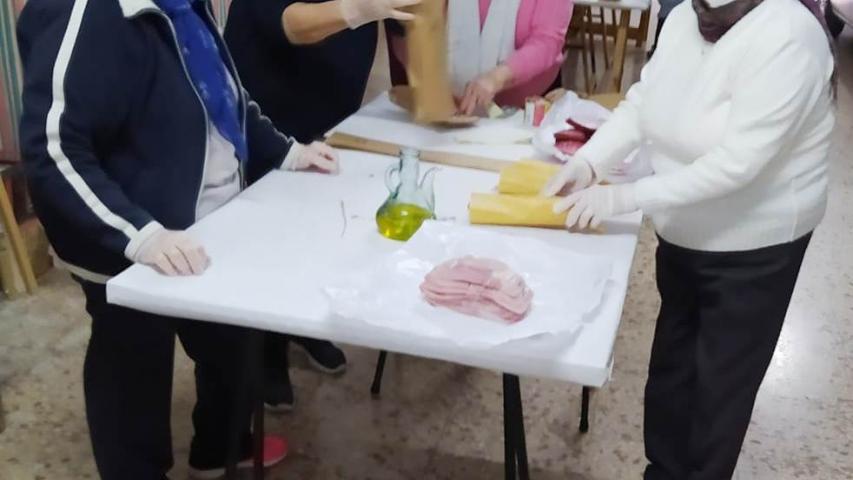 Almuerzo solidario organizado por la comarcal de Carcaixent en el Colegio Padres Franciscanos San Antonio de Padua a beneficio de Manos Unidas.