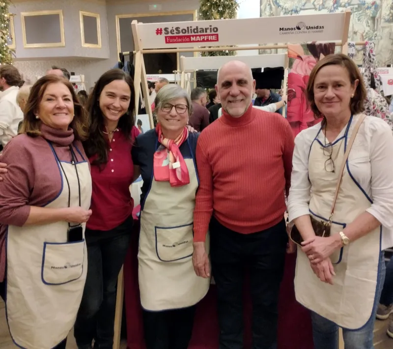 Voluntarios de Manos Unidas Madrid en el Mercadillo Solidario de Navidad de Mapfre 2023