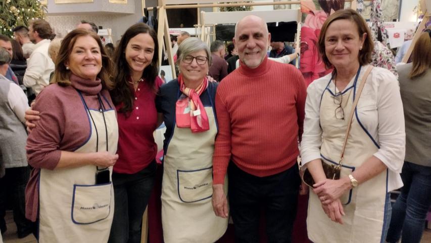 Voluntarios de Manos Unidas Madrid en el Mercadillo Solidario de Navidad de Mapfre 2023