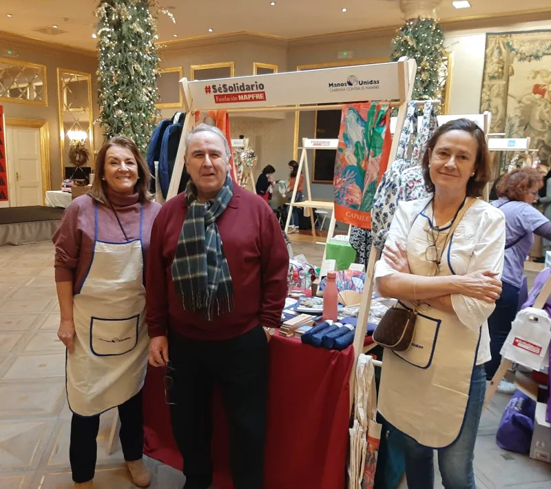 Voluntarios de Manos Unidas Madrid en el Mercadillo Solidario de Navidad de Mapfre 2023