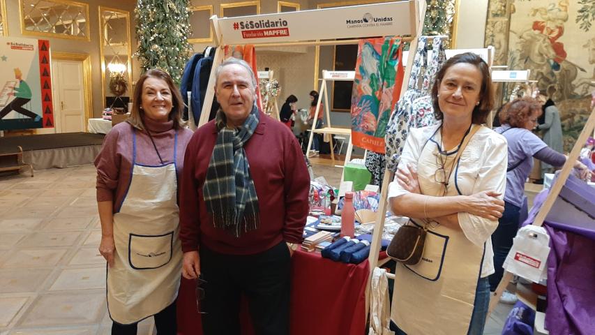 Voluntarios de Manos Unidas Madrid en el Mercadillo Solidario de Navidad de Mapfre 2023