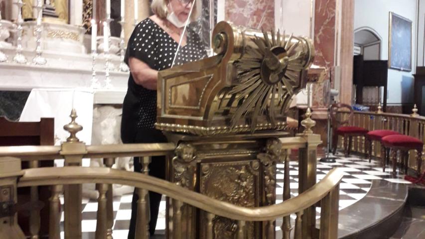 Ana Ruiz Ruiz, delegada de Manos Unidas Valencia, leyendo la monición.