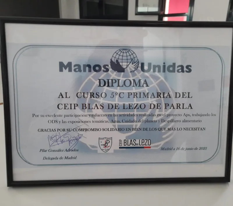 Uno de los diplomas entregados al CEIP Blas de Lezo de Parla por Manos Unidas