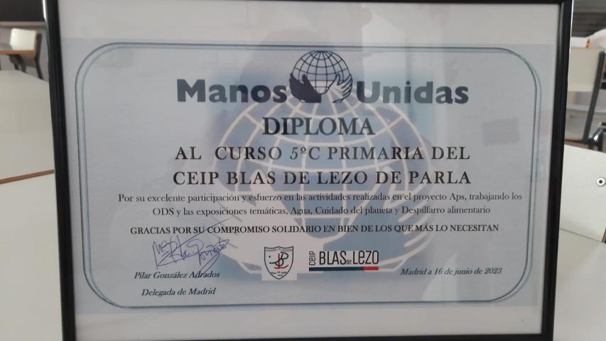 Uno de los diplomas entregados al CEIP Blas de Lezo de Parla por Manos Unidas