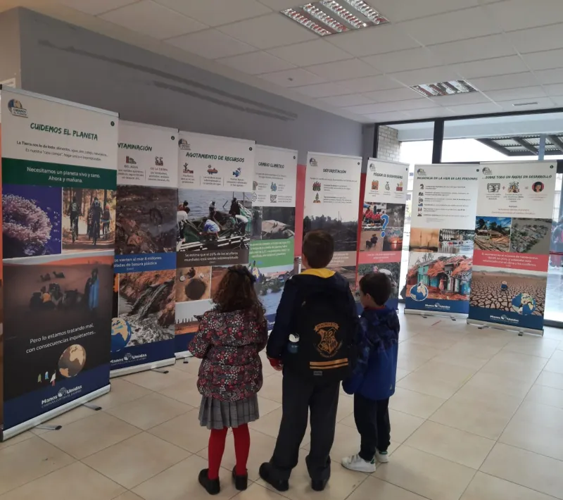 Exposiciones de Manos Unidas Madrid en el CEIP Blas de Lezo de Parla