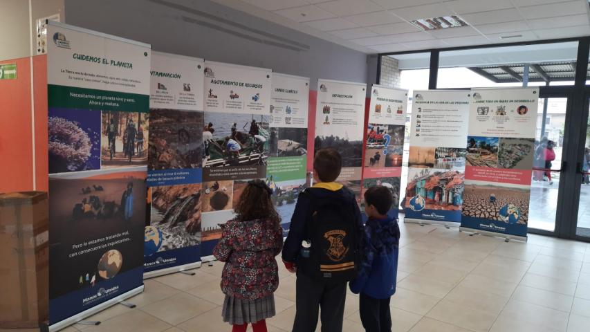 Exposiciones de Manos Unidas Madrid en el CEIP Blas de Lezo de Parla