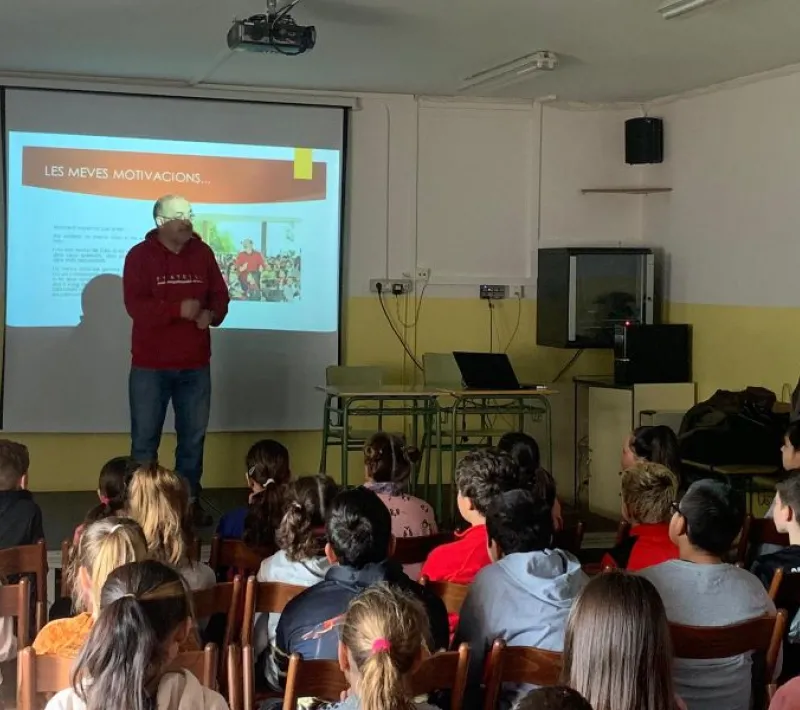 El misionero Miquel Cubeles en CEIP Serraparera, de Cerdanyola