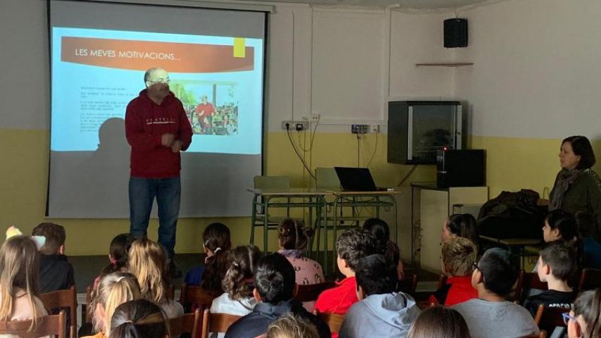El misionero Miquel Cubeles en CEIP Serraparera, de Cerdanyola