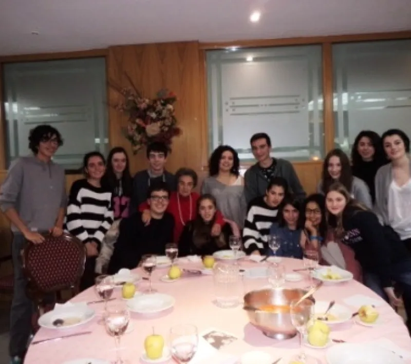 cena 5 jovenes