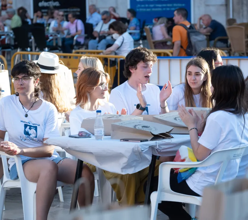 Voluntarios jóvenes que ayudaron al montaje del comedor y que compartieron mesa con los asistentes.