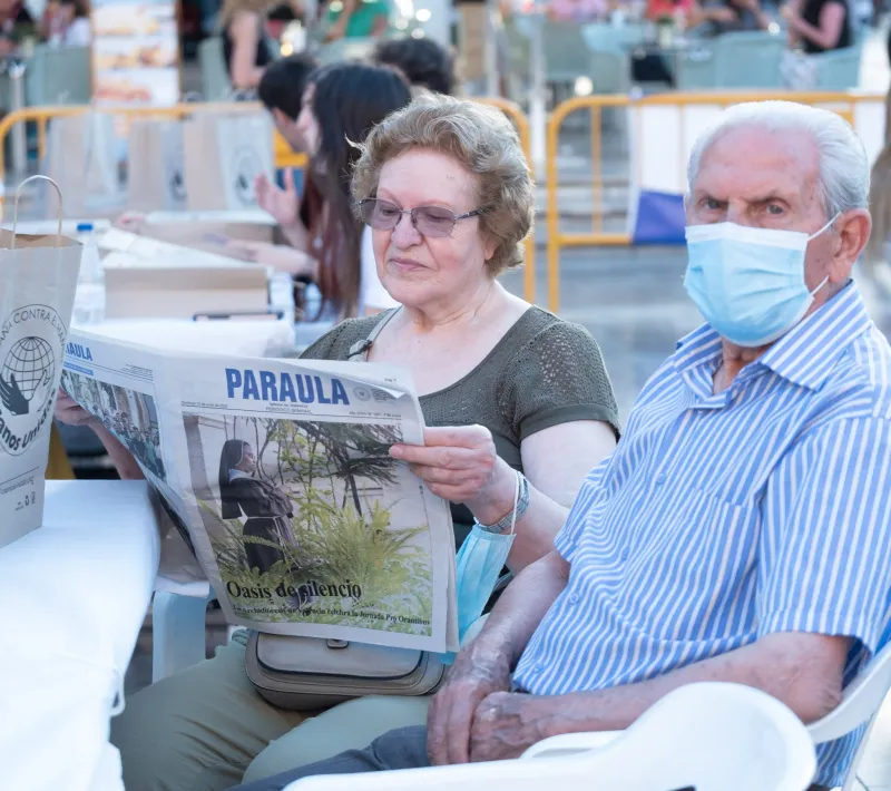 Asistentes a la Cena del Hambre de Manos Unidas Valencia leyendo Paraula.
