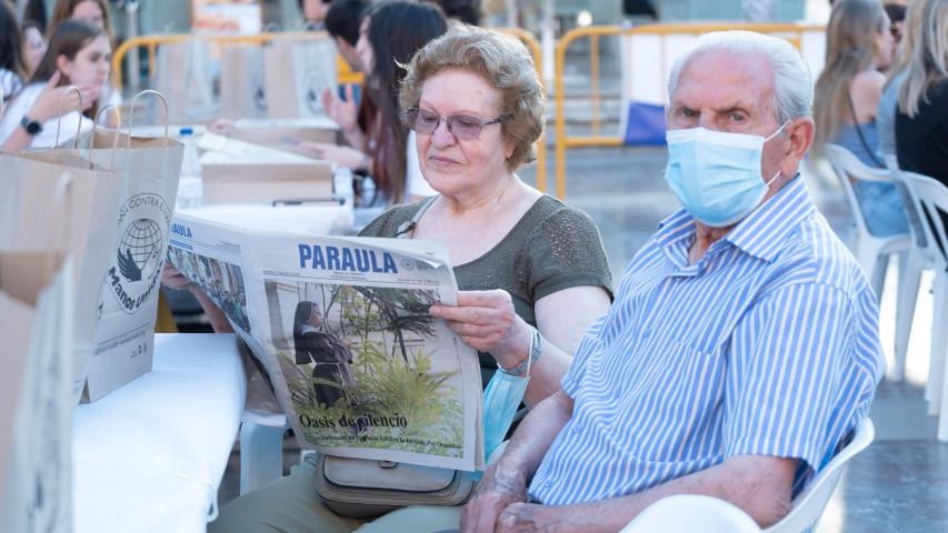 Asistentes a la Cena del Hambre de Manos Unidas Valencia leyendo Paraula.