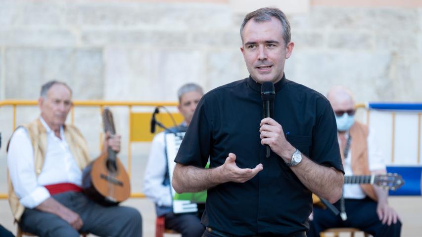 El consiliario José Domenech pronunció unas palabras antes de bendecir los alimentos.