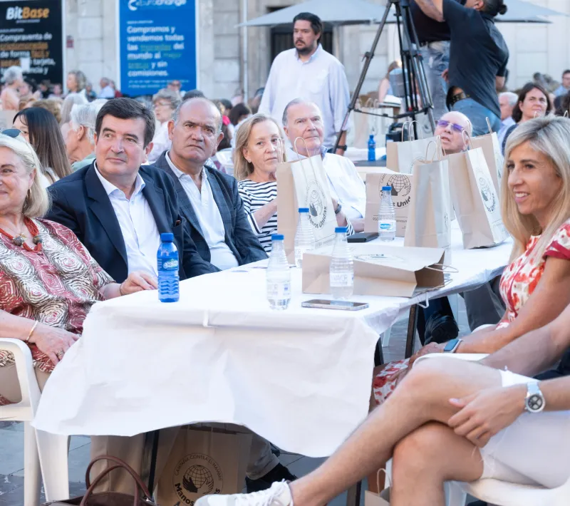 Asistentes a la Cena del Hambre de Manos Unidas Valencia del Ayuntamiento de Valencia. .