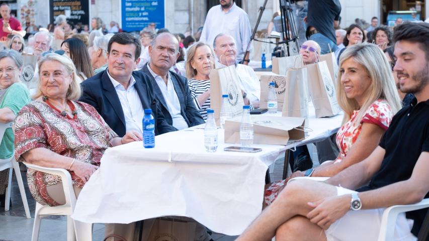 Asistentes a la Cena del Hambre de Manos Unidas Valencia del Ayuntamiento de Valencia. .