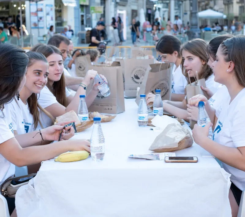 Voluntarios jóvenes que ayudaron al montaje del comedor y que compartieron mesa con los asistentes.