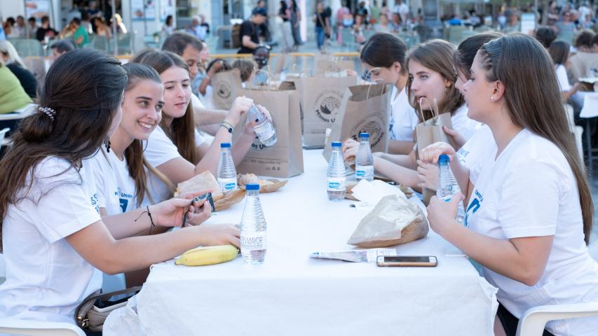 Voluntarios jóvenes que ayudaron al montaje del comedor y que compartieron mesa con los asistentes.