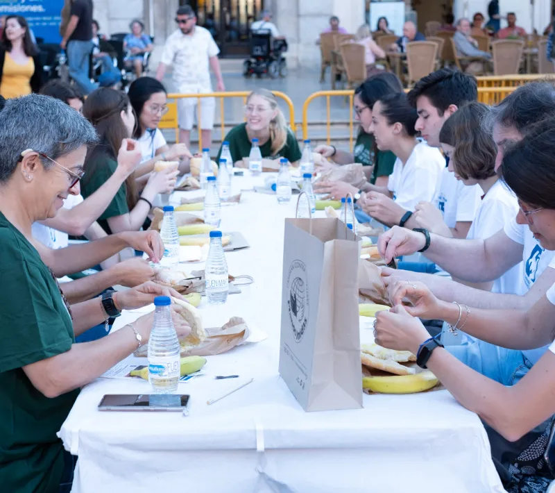 Voluntarios jóvenes que ayudaron al montaje del comedor y que compartieron mesa con los asistentes.