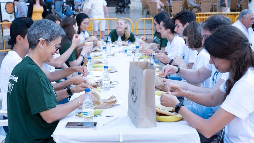 Voluntarios jóvenes que ayudaron al montaje del comedor y que compartieron mesa con los asistentes.