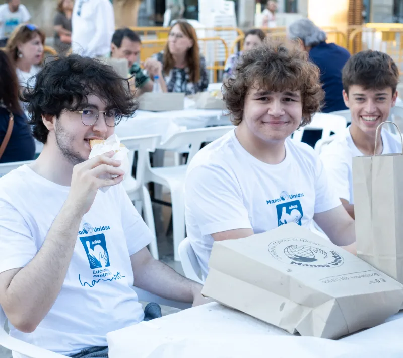 Voluntarios jóvenes que ayudaron al montaje del comedor y que compartieron mesa con los asistentes.