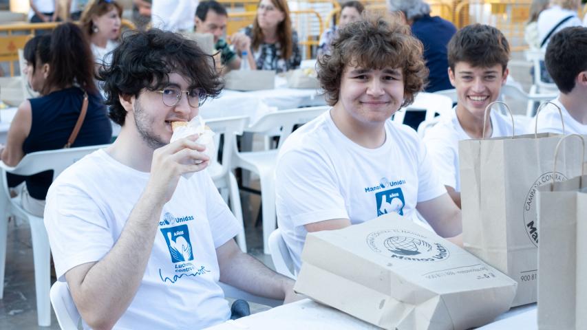 Voluntarios jóvenes que ayudaron al montaje del comedor y que compartieron mesa con los asistentes.