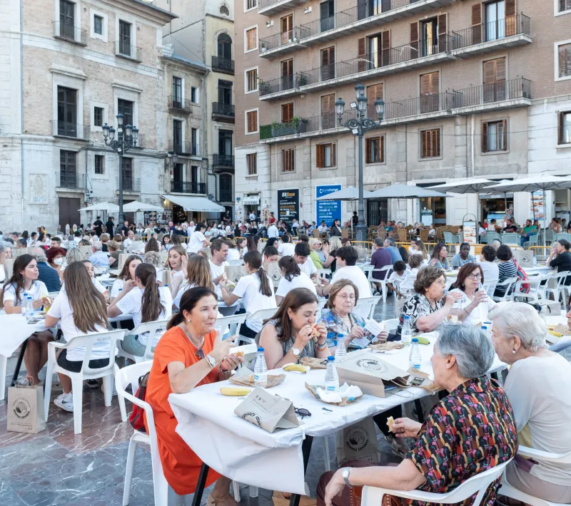Asistentes a la Cena del Hambre de Manos Unidas Valencia.
