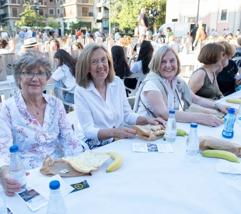 Asistentes a la Cena del Hambre de Manos Unidas Valencia.