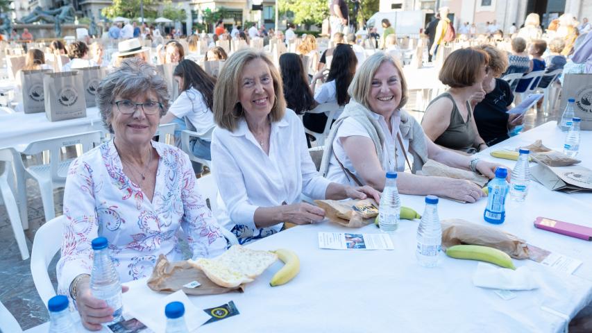 Asistentes a la Cena del Hambre de Manos Unidas Valencia.