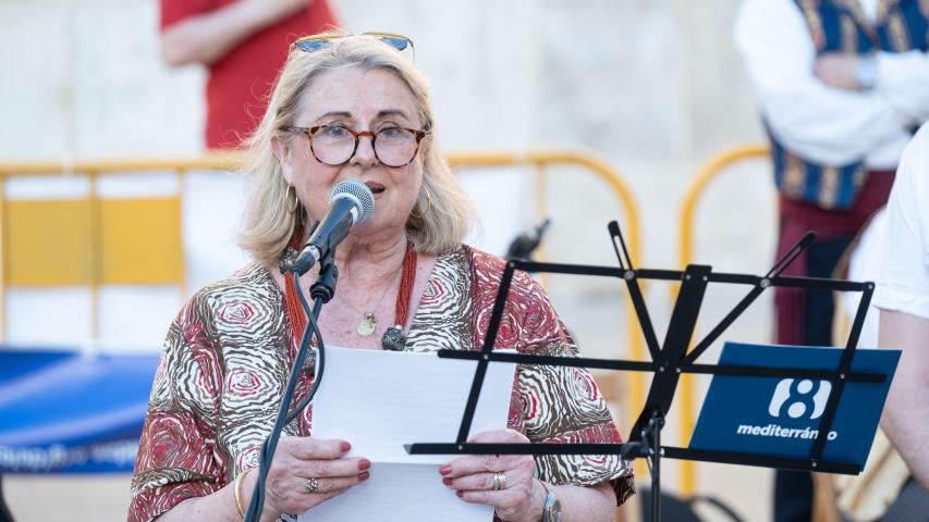 Ana Ruiz Ruiz, delegada de Manos Unidas Valencia, dirigiendo unas palabras a los comensales.