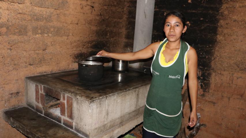 Mujer cocinando, Guatemala