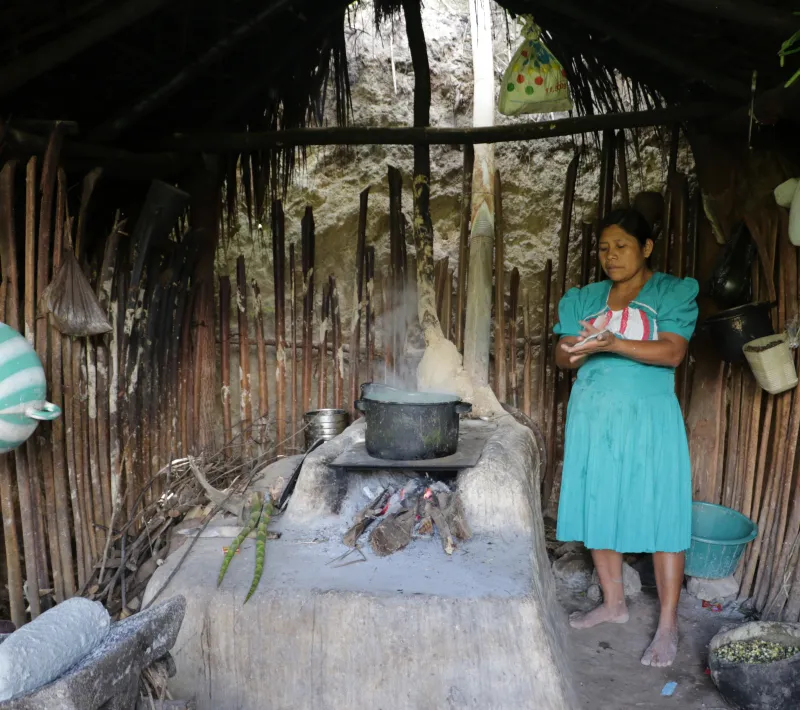 Mujer cocinando, Guatemala