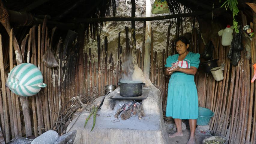 Mujer cocinando, Guatemala