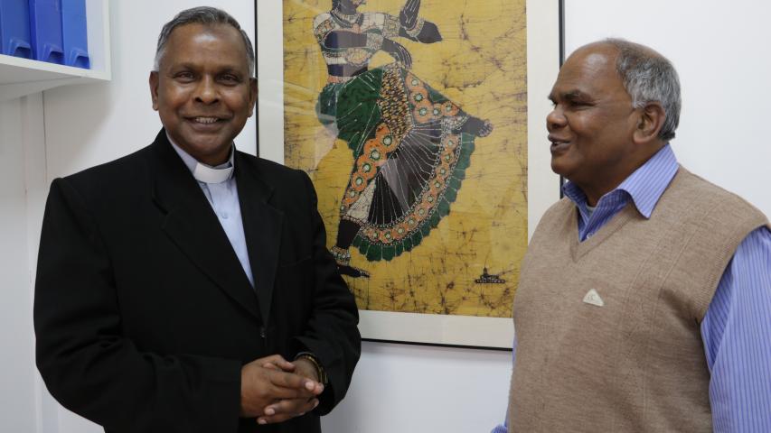 El obispo de Tezpur (izda) Michael Aquasius Toppo y Father Xavier Lakra, en su visita a Manos Unidas