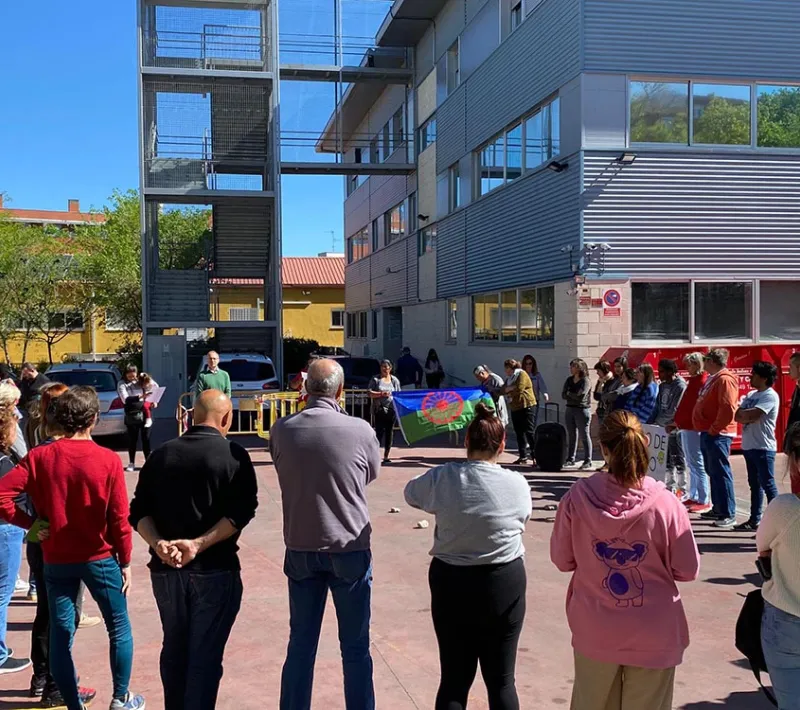 circulo de silencio conmemorando el dia mundial del pueblo gitano